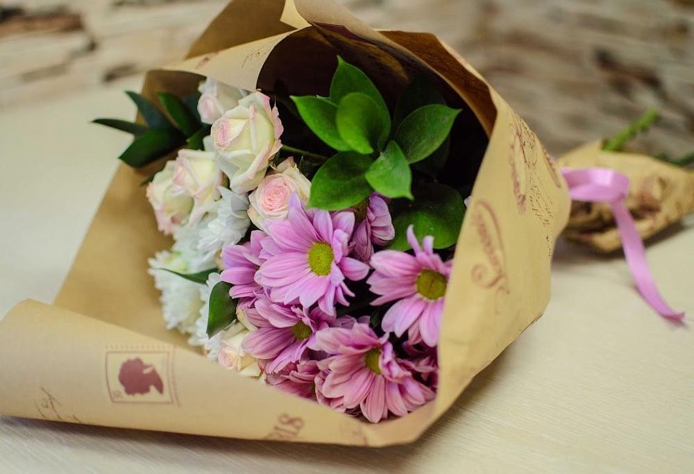 Букет цветов из: Розы и Хризантемы в Сингапай