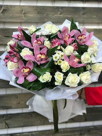 Букет цветов из: Розы и Хризантемы в Сингапай