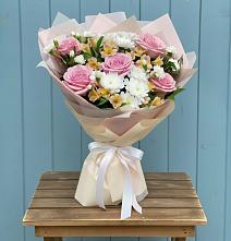 Букет цветов из:  Гвоздики, Орхидеи и Розы #REPLACE_PRED# Сингапай