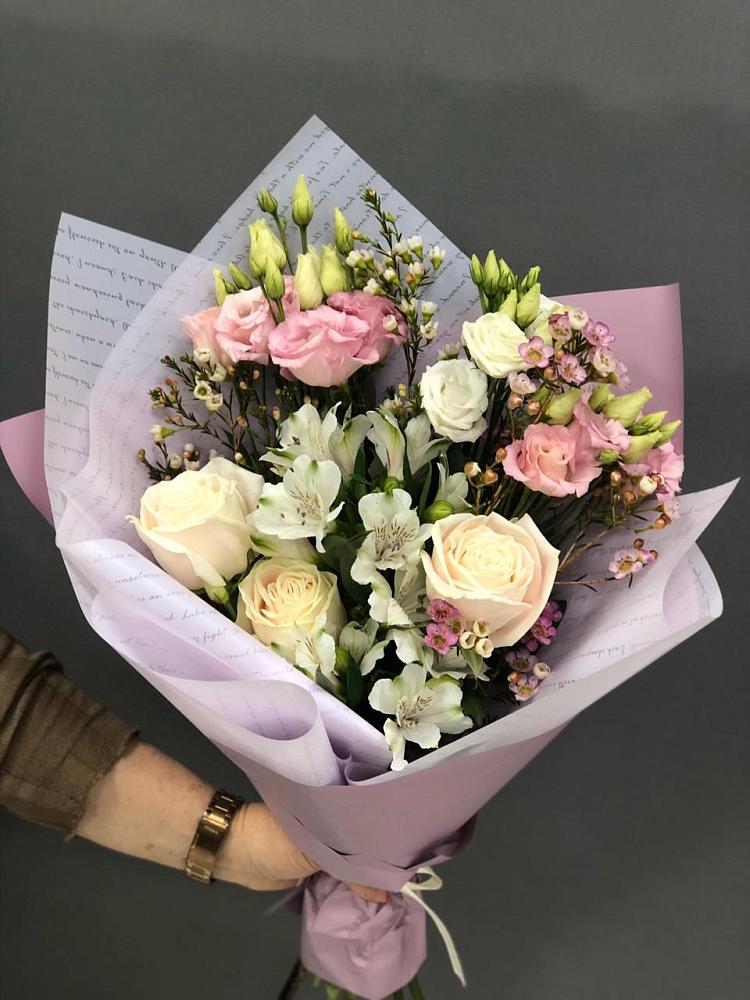 Букет цветов из: Альстромерии, Розы и Лизиантусы в Сингапай