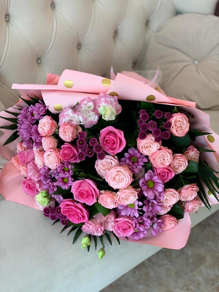 Букет цветов из: Хризантемы, Розы и Лизиантусы в Сингапай