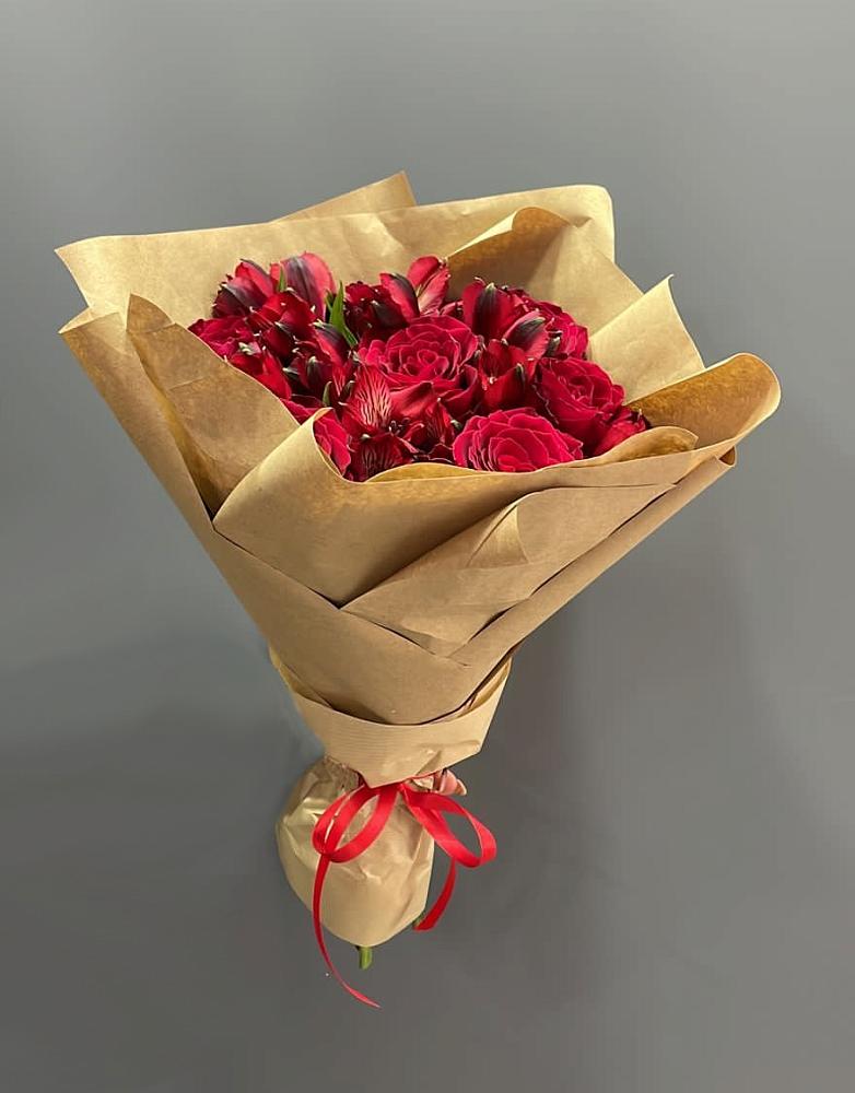 Букет цветов из: Альстромерии и Розы в Сингапай