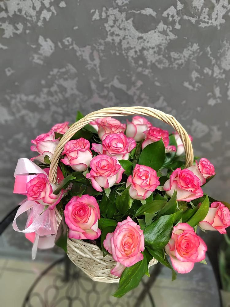Цветочная композиция из Розы в корзине в Сингапай