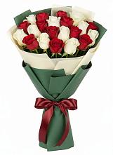 Букет Микс из красных и белых роз в Сингапай