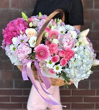 Композиция солнечный день в Сингапай Цветочная композиция из Розы, Хризантемы, Пионы и Лизиантусы в корзине в Сингапай