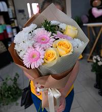 Букет цветов из:  Герберы, Розы и Хризантемы в Сингапай