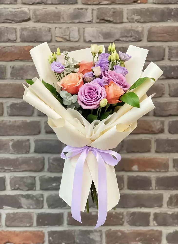 Букет цветов из: Лизиантусы и Розы в Сингапай