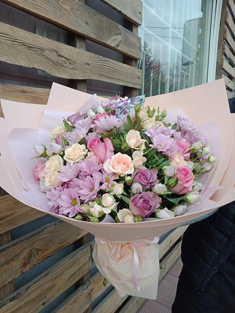 Букет цветов из: Розы и Хризантемы в Сингапай