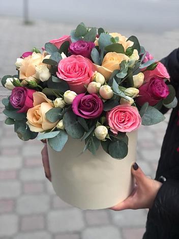Цветочная композиция из Розы в шляпной коробке в Сингапай