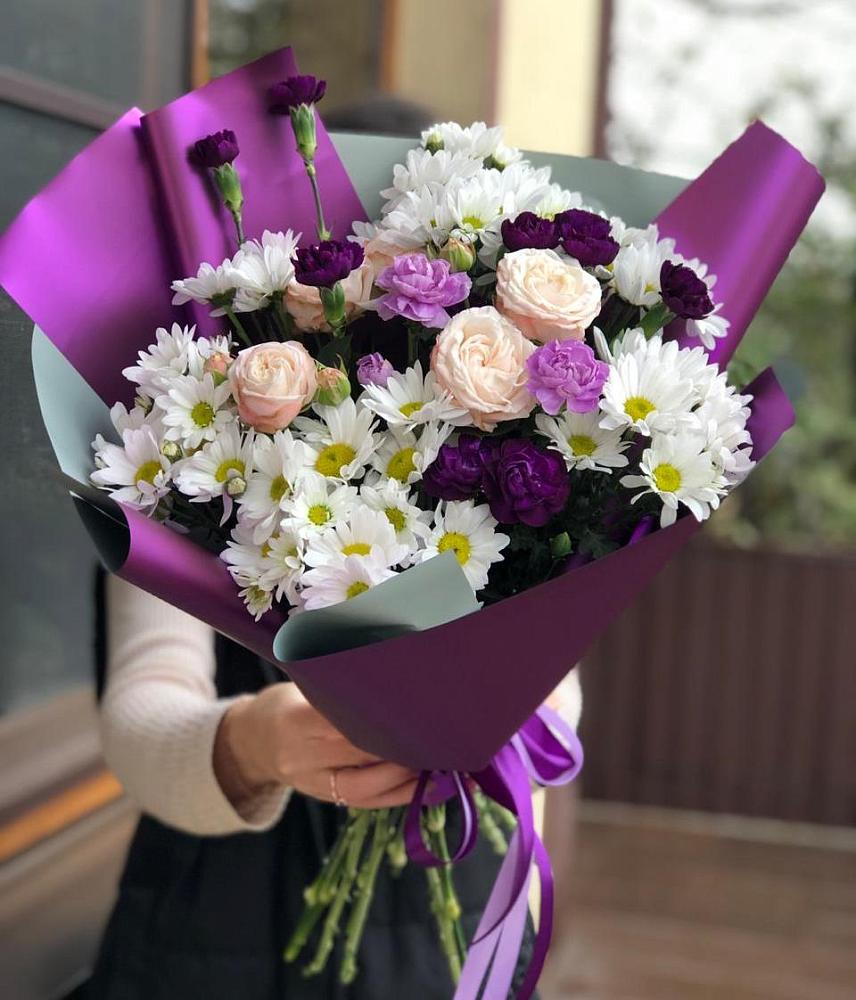 Букет цветов из: Хризантемы, Гвоздики и Розы в Сингапай