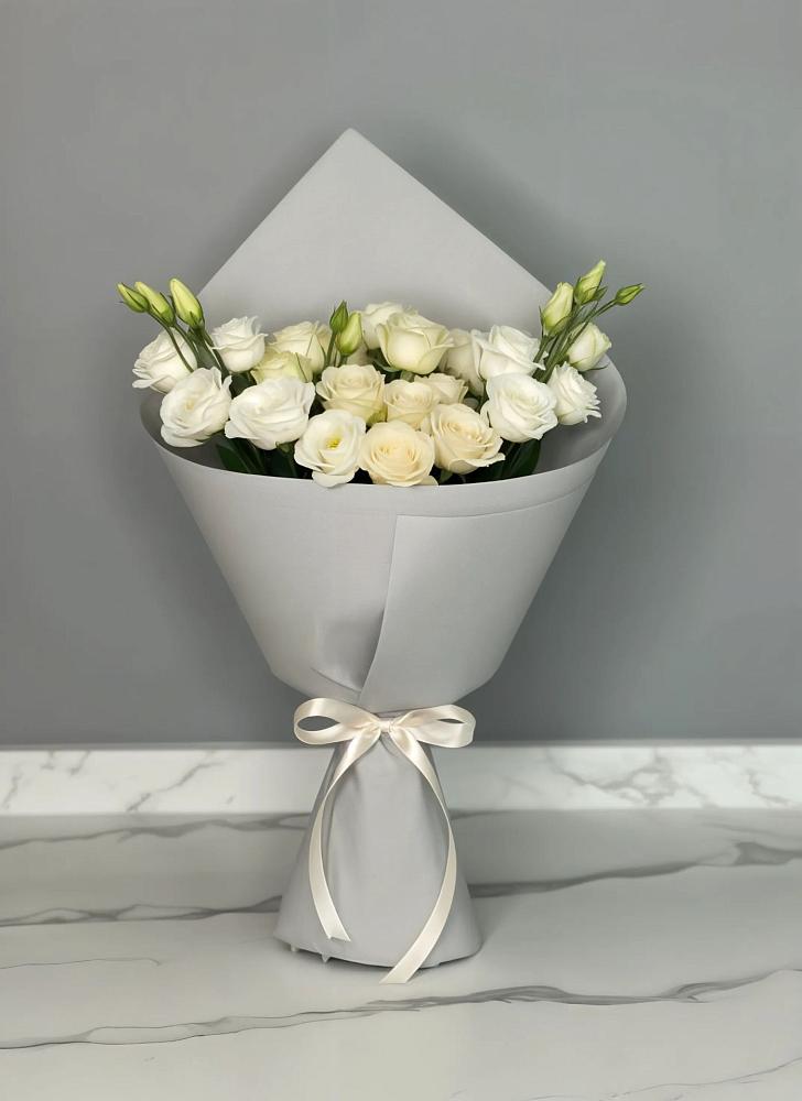 Букет цветов из: Розы и Лизиантусы в Сингапай