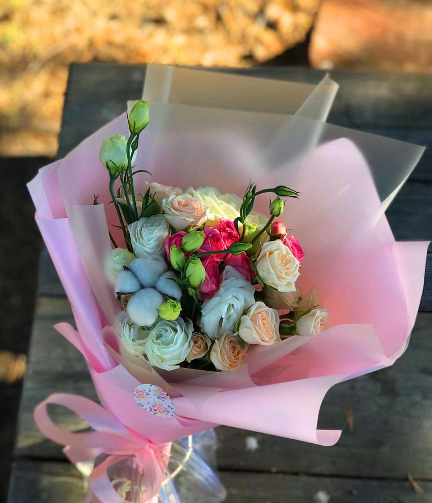 Букет цветов из: Розы и Лизиантусы в Сингапай