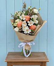 Букет цветов из:  Альстромерии, Лизиантусы, Розы и Хризантемы в Сингапай