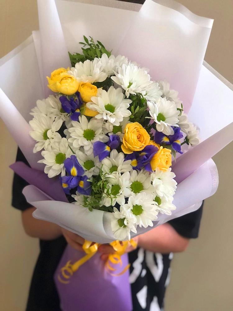 Букет цветов из: Ирисы, Хризантемы и Розы в Сингапай