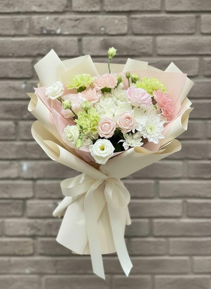 Букет цветов из: Гвоздики, Розы, Лизиантусы и Хризантемы в Сингапай