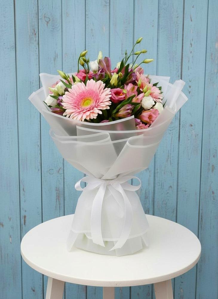 Букет цветов из: Герберы, Альстромерии и Лизиантусы в Сингапай