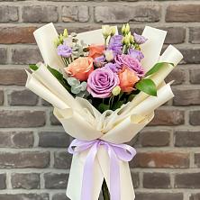 Букет цветов из:  Лизиантусы и Розы в Сингапай