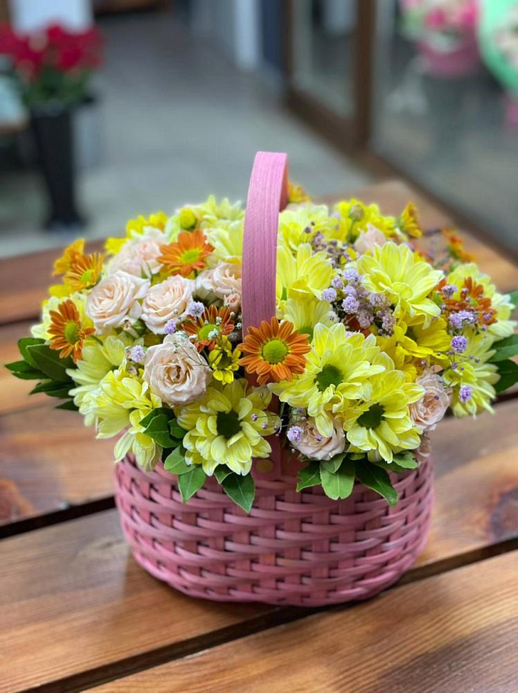 Цветочная композиция из Хризантемы и Розы в корзине в Сингапай