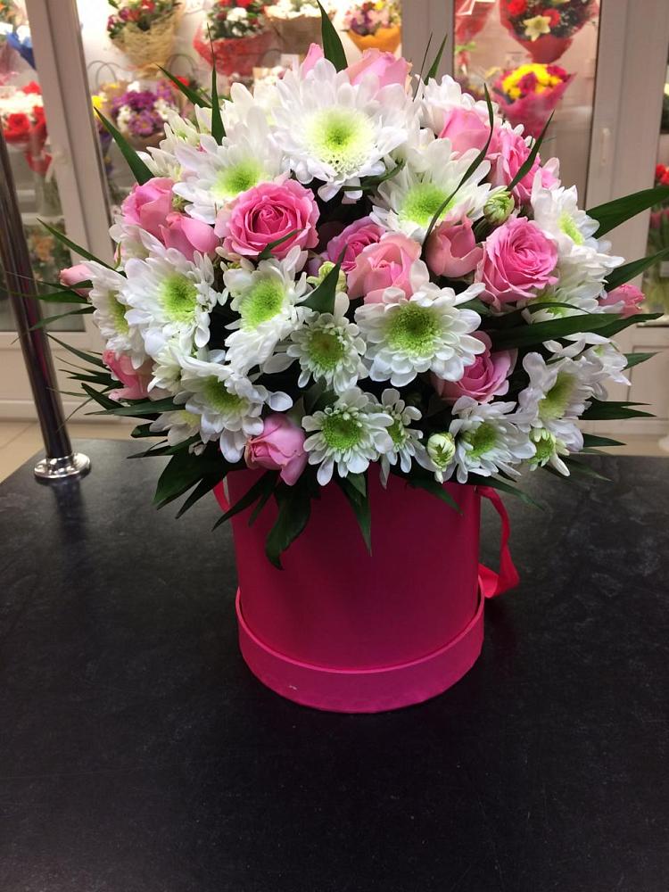 Цветочная композиция из Розы и Хризантемы в шляпной коробке в Сингапай