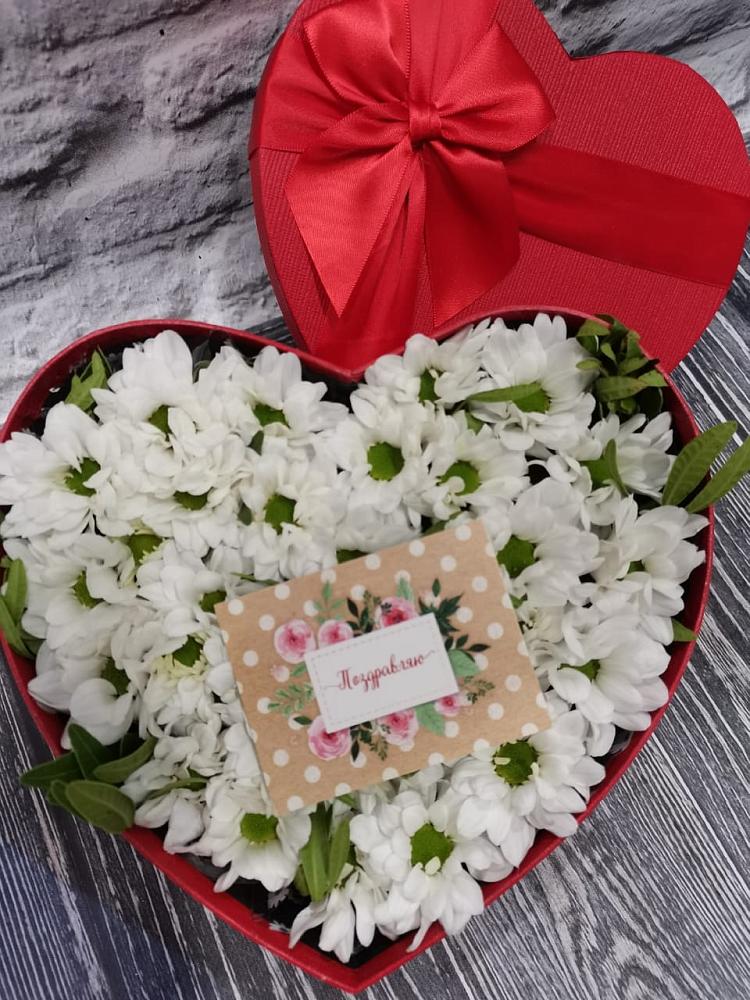 Цветочная композиция из Хризантемы в виде сердца в Сингапай