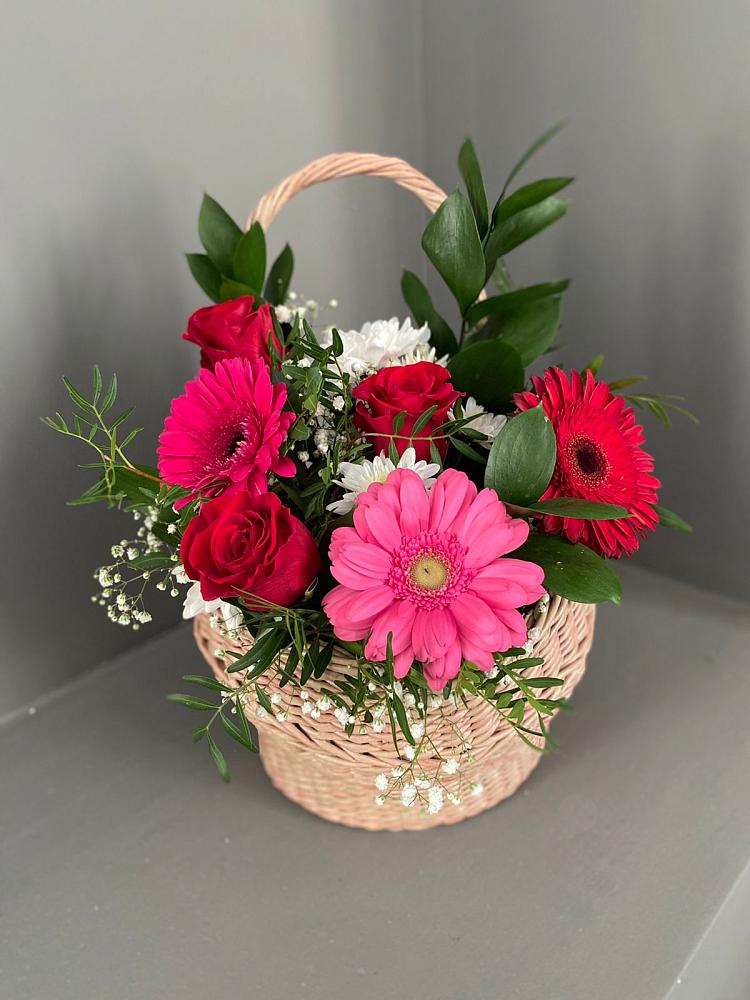 Цветочная композиция из Розы, Хризантемы и Герберы в корзине в Сингапай