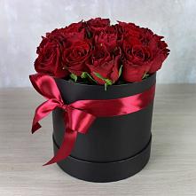 Цветочная композиция из Розы в шляпной коробке в Сингапай