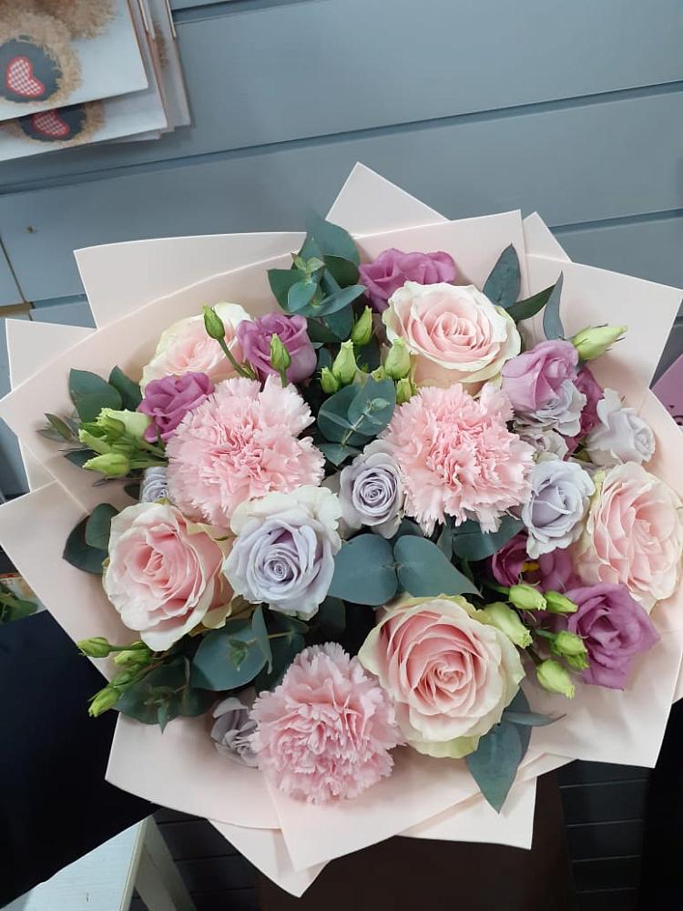 Букет цветов из: Розы, Гвоздики и Лизиантусы в Сингапай