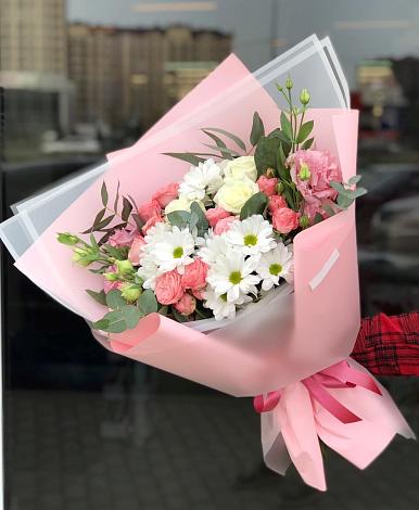Букет цветов из: Розы, Лизиантусы и Хризантемы в Сингапай