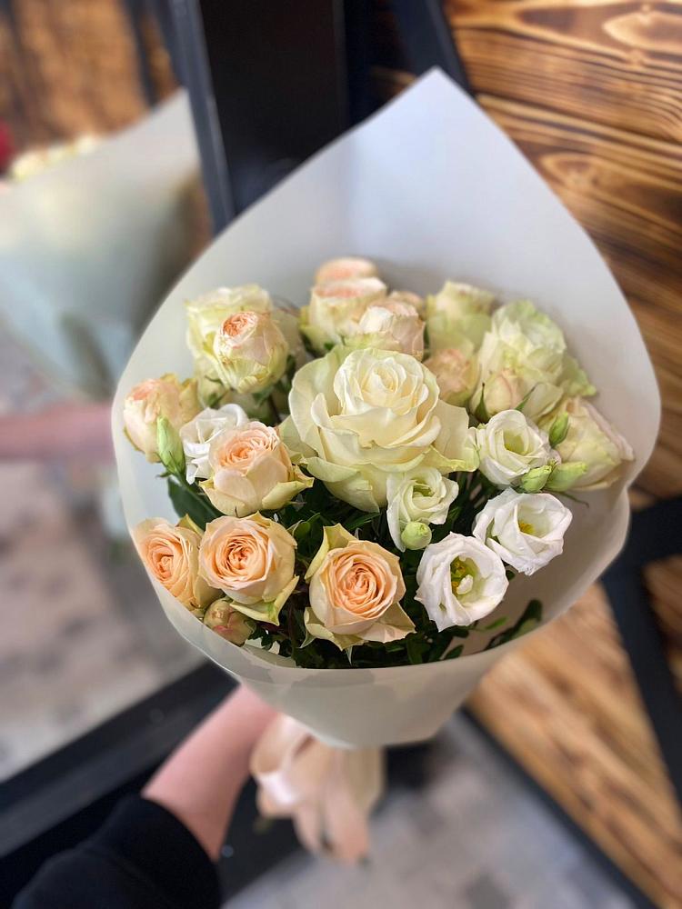 Букет цветов из: Розы и Лизиантусы в Сингапай